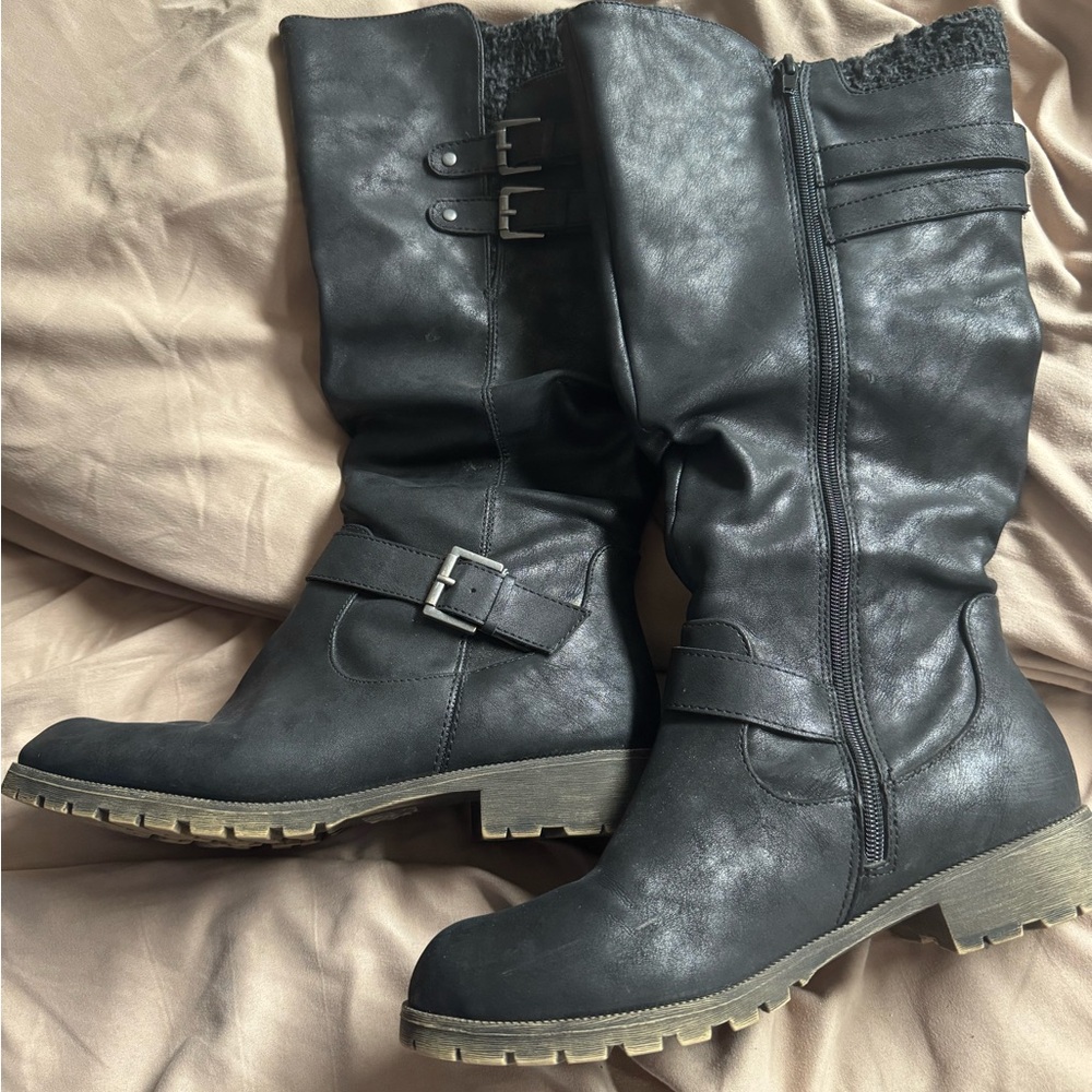 Source Unknown Black Heeled Boots with Chunky Heel and Buckle Strap